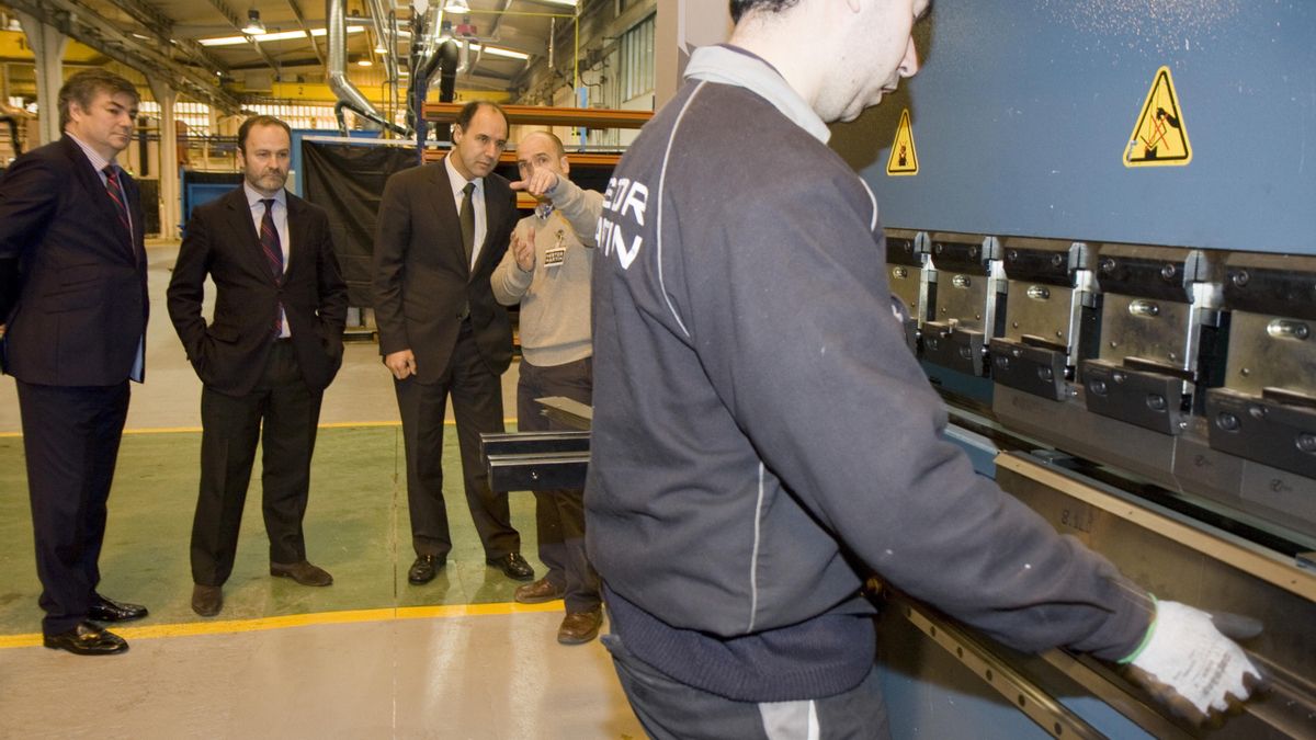 Ignacio Diego observa el trabajo de un operario de Nestor Martin, en una visita a la fábrica.
