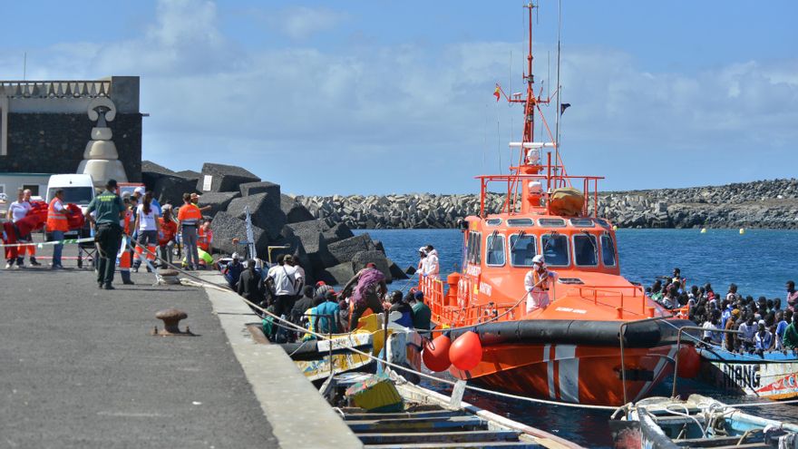 Llegan a El Hierro dos cayucos con 123 personas, entre ellas un bebé