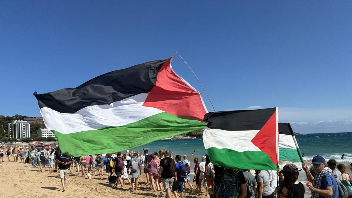 Más de 200 personas participan en El Sardinero en el baño solidario por Palestina