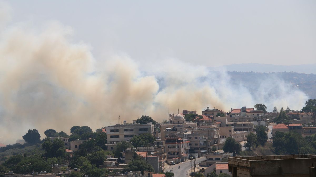 Columnas de humo blanco tras un bombardeo israelí en Marjeyoun (Líbano) en 2024 que el país árabe consideró que había sido con munición de fósforo blanco