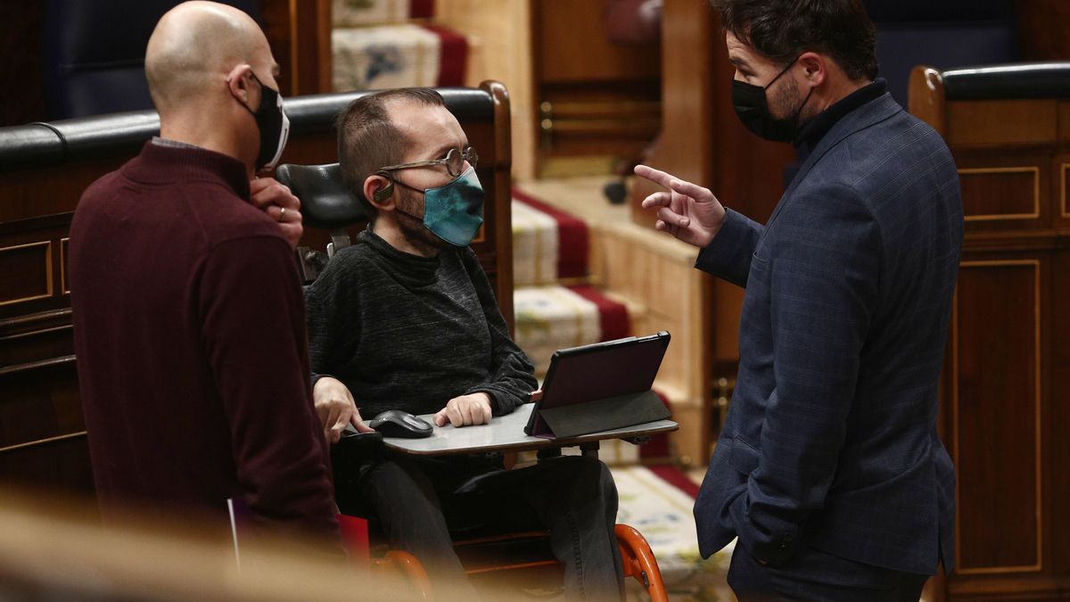 (I-D) El diputado de Unidas Podemos, Txema Guijarro; el portavoz de Unidas Podemos en el Congreso, Pablo Echenique, y el portavoz adjunto de ERC, Gabriel Rufián, charlan durante una sesión plenaria