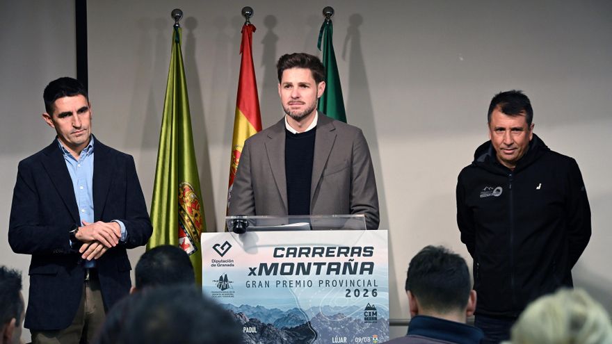 El diputado de Deportes e Instalaciones Deportivas, Eric Escobedo, junto al delegado territorial en Granada de la Federación de Deportes de Montaña, Senderismo y Escalada, Pablo García.