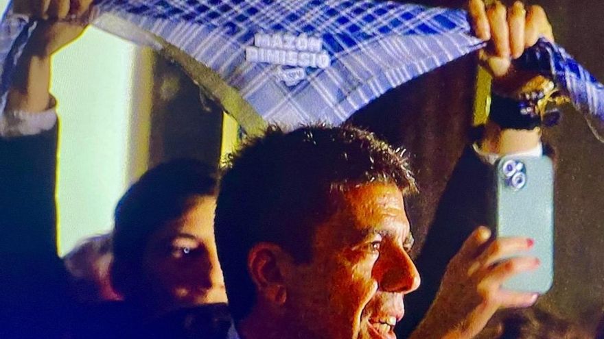 Mazón acude por sorpresa al balcón del Ayuntamiento para ver la 'Cremà' tras semanas ausente