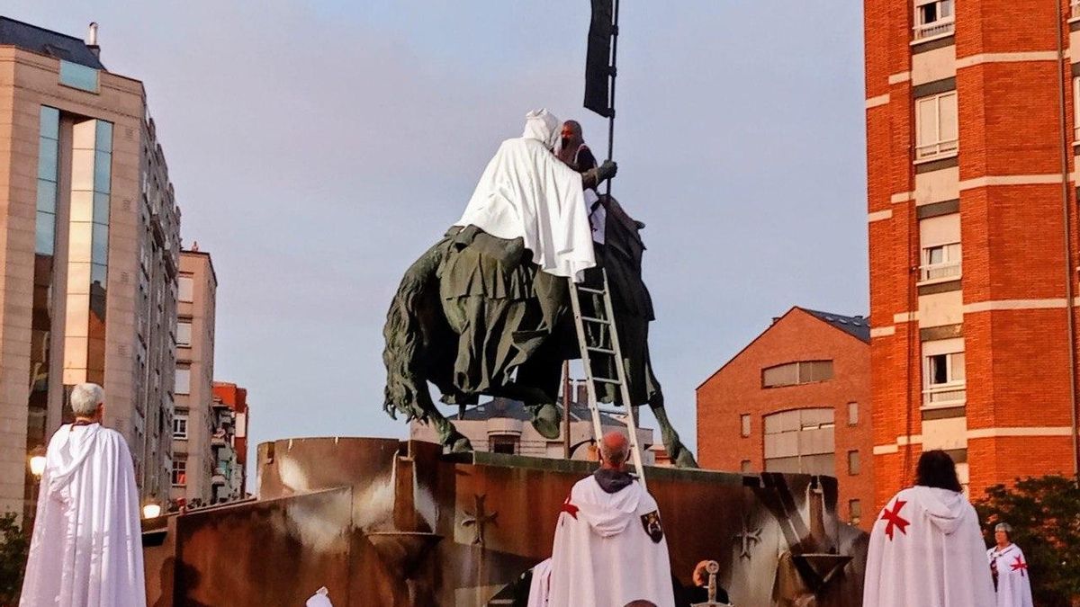 Imposición de la capa al Caballero Templario de Ponferrada.