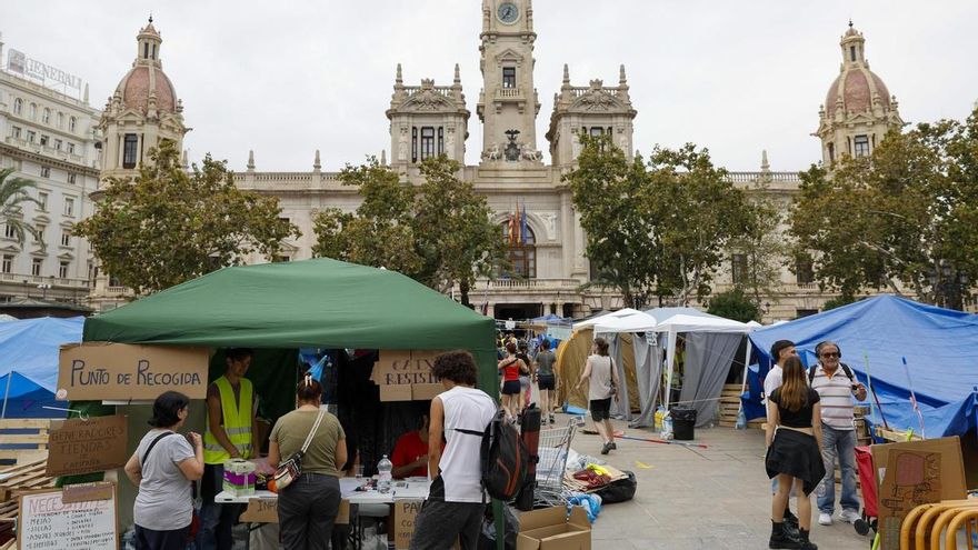 La acampada en València "intentará sobrevivir por todos los medios al 9 d'Octubre"