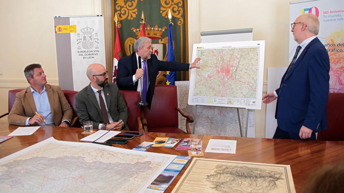 Héctor Alaiz, Olegario Vaquero y Jorge Vicente con el nuevo mapa de la provincia de León y la reedición del histórico.