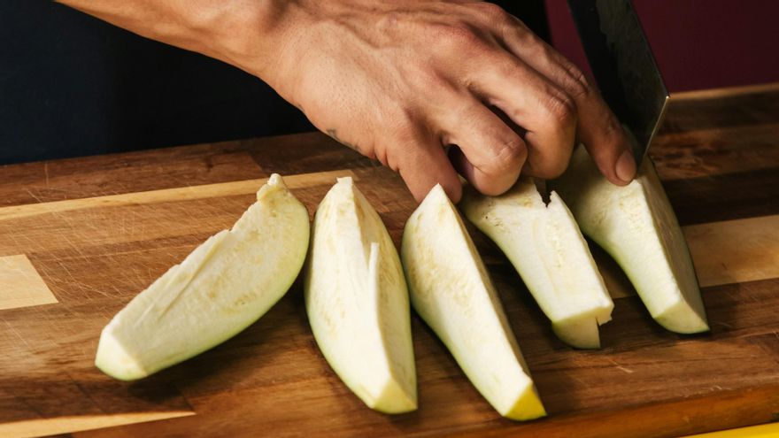 Para esta receta cortaremos las berenjenas en bastones