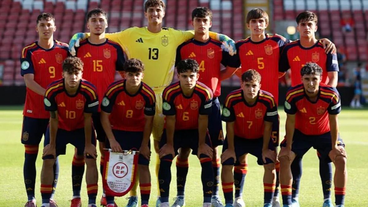 Andrés Cuenca, segundo por la derecha, en el once titular