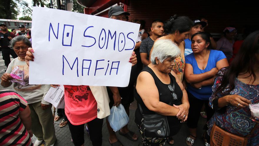 El universo de los manteros y vendedores ambulantes se expande pese a la persecución