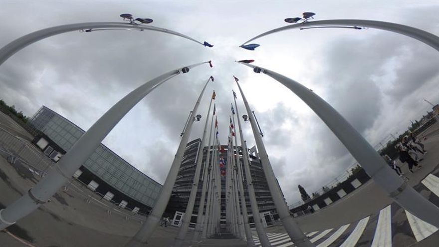 Eurodiputados dan luz verde a normas más laxas para inmigrantes cualificados