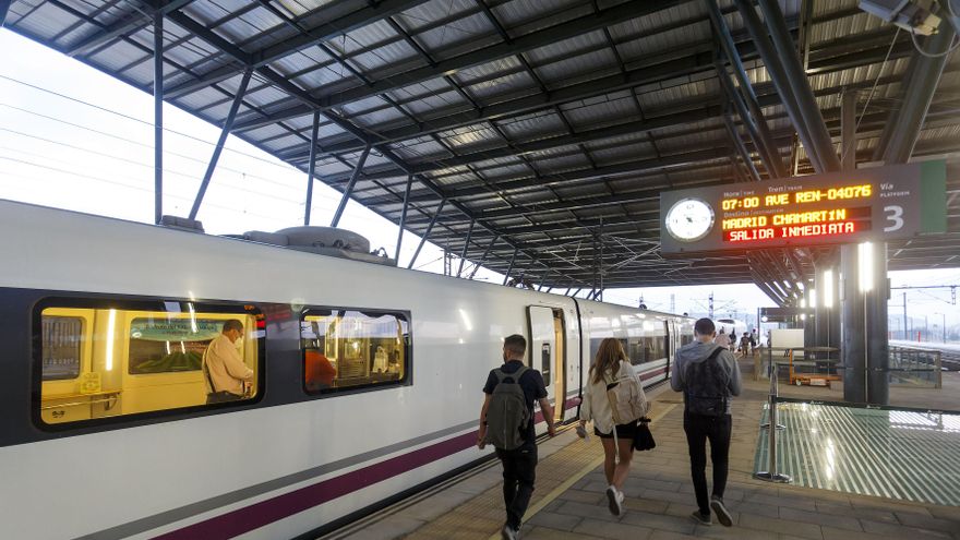 Fotografía de archivo de un tren de Renfe en la estación de Burgos con destino a Chamartín, Madrid. EFE/Santi Otero