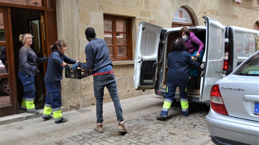 Entrega de productos frescos al Banco de Alimentos de Puente la Reina