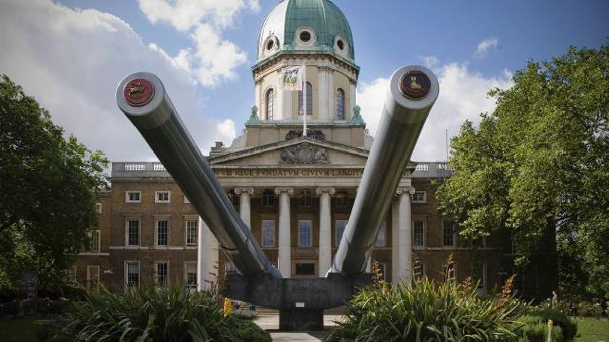 Los cañones que custodian el Museo Imperial de la Guerra, en Londres, evocan las batallas del pasado pero hoy en día, dentro de sus muros, se libra una distinta: por las palabras, que refuerzan o debilitan la memoria del Holocausto, según cuáles se elijan.