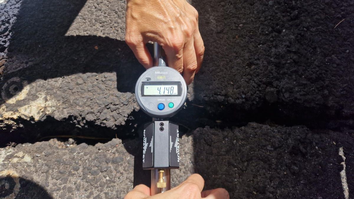 Proceso de medición de las fisuras en la isla de La Palma.