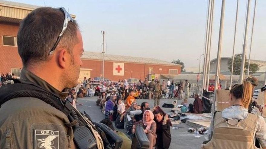 La Policía Nacional difunde imágenes de un efecitvo del GEO desplegado en el aeropuerto de Kabul para ayudar en las tareas de evacuación