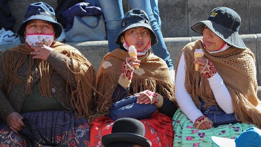 Jóvenes aimaras fueron registradas este viernes al comer helado, en La Paz (Bolivia).