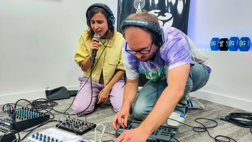 Zahara interpreta junto a Mucho uno de sus temas nuevos en Carne Cruda