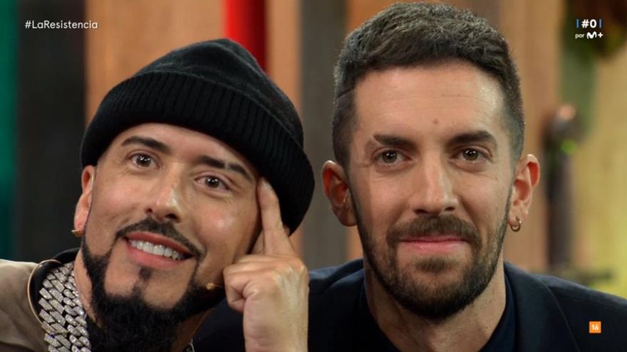 Yandel improvisó como barbero de Broncano: "Ahora o me ficha el Getafe, o canto con Kiko Rivera"