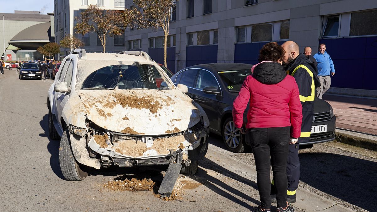 Uno de los coches que había en el parking subterráneo de Nueva Montaña afectado por el derrumbe