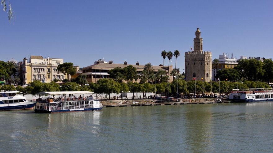 La Torre del Oro desde la Calle Betis