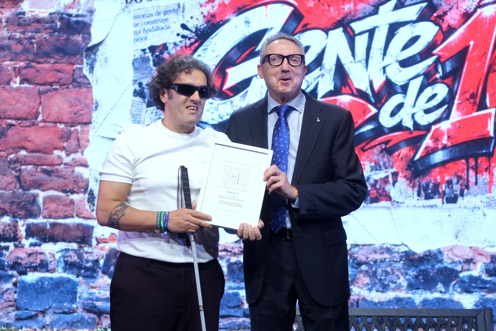 José Peña, recibiendo el premio de las manos del delegado territorial de la ONCE en Andalucía, Cristóbal Martínez.