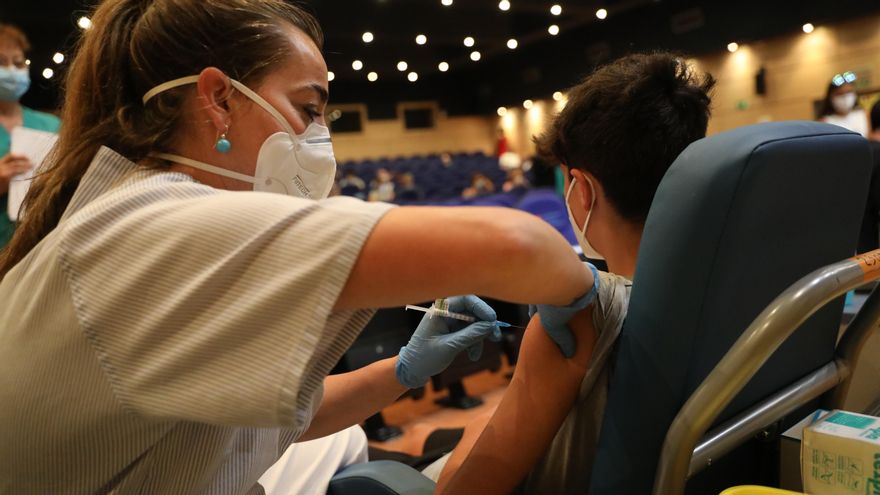 Una sanitaria vacuna a un menor en el Hospital General Universitario Gregorio Marañón (Madrid).