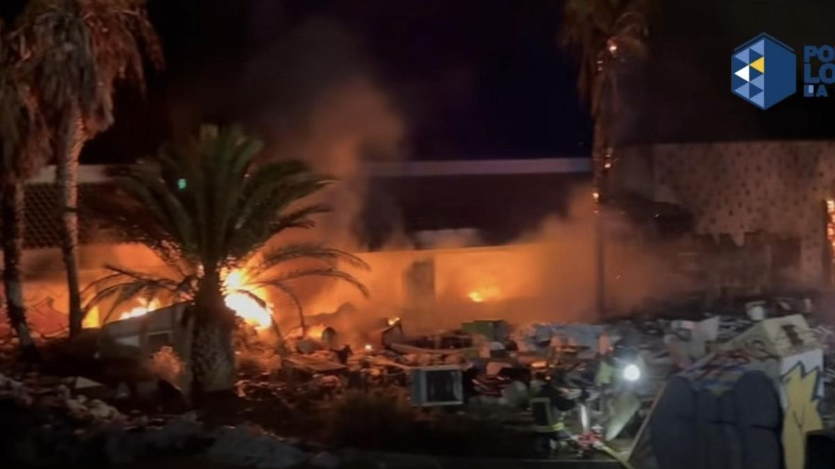 Incendio en la antigua zona recreativa de Baku, en Corralejo