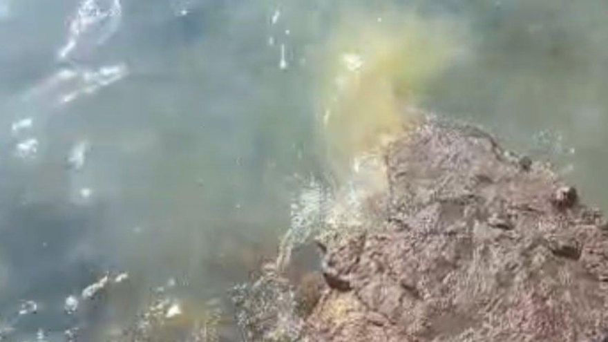 Cerrada una playa en Lanzarote por un vertido con "apariencia de aguas fecales"