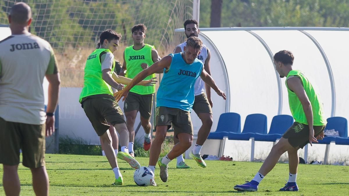 El Córdoba CF echa a rodar: caras nuevas y ausencias marcadas en el regreso al verde