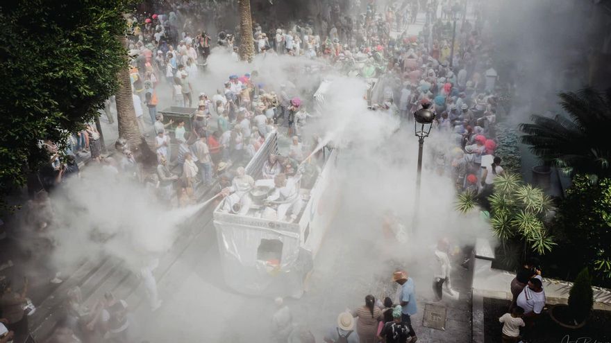 El camión de La Polvacera regando las calles de polvos de de talco.