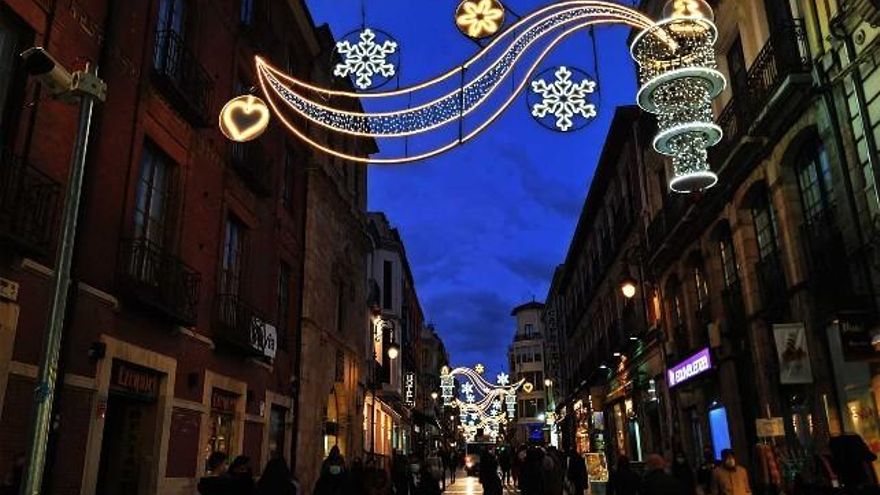 Así se ven las lucernarias de la calle Ancha en León.