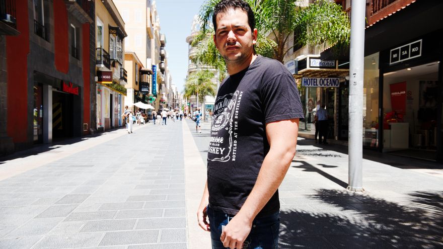 Jonny García reparte flyers en la calle Castillo. (Andrea Domínguez).