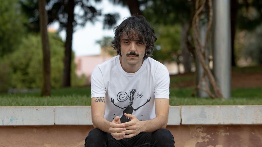 Santos Martínez, escritor y periodista: "Ahora mismo ser un romántico es no querer opositar"