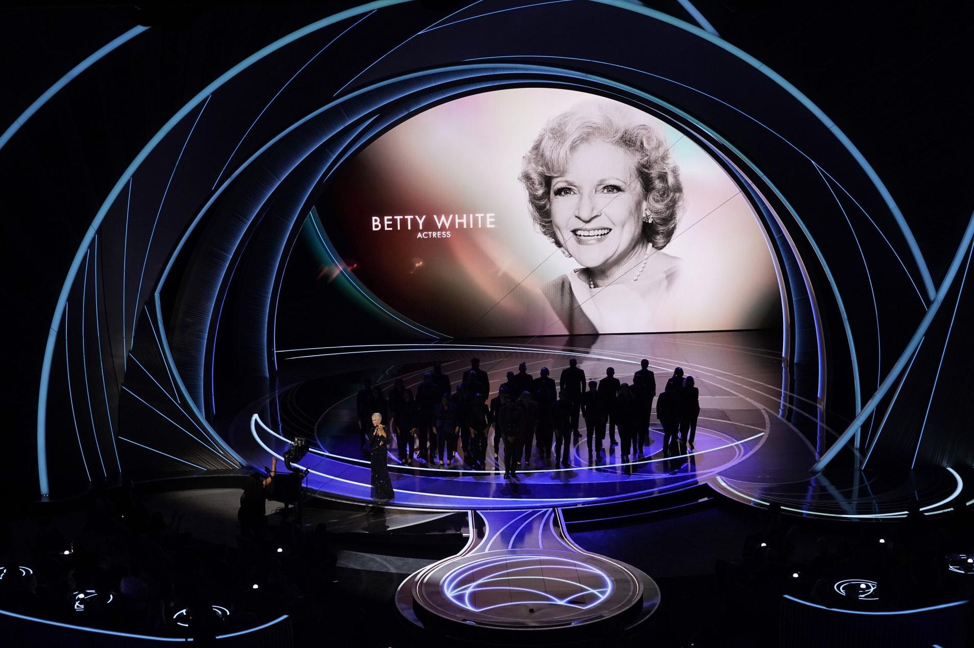 Instante del In Memoriam en el que Jamie Lee Curtis ha lanzado un mensaje para apoyar la adopción de animales y no la compra, como promovía Betti White.