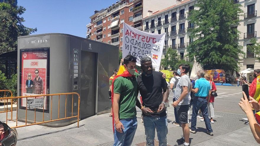 El diputado de Vox, Bertrand Ndongo, en la manifestación de Colón.