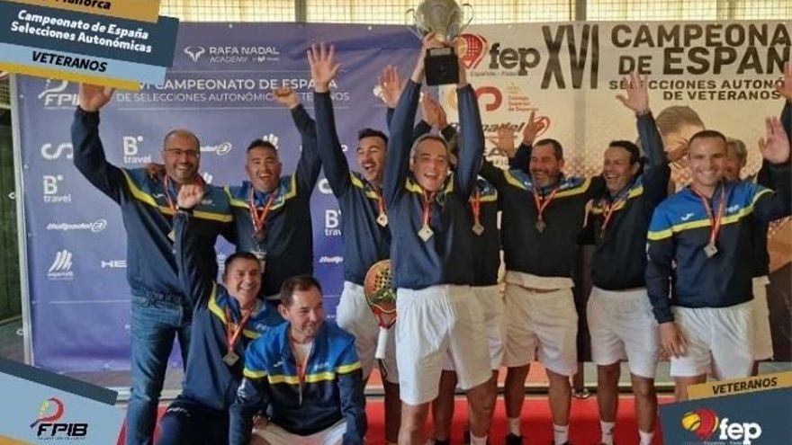 La selección canaria masculina de veteranos de pádel, campeona de España de Segunda categoría