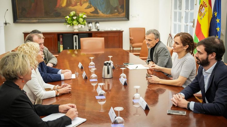 La ministra de Sanidad Mónica García se reúne con la asociación Amama