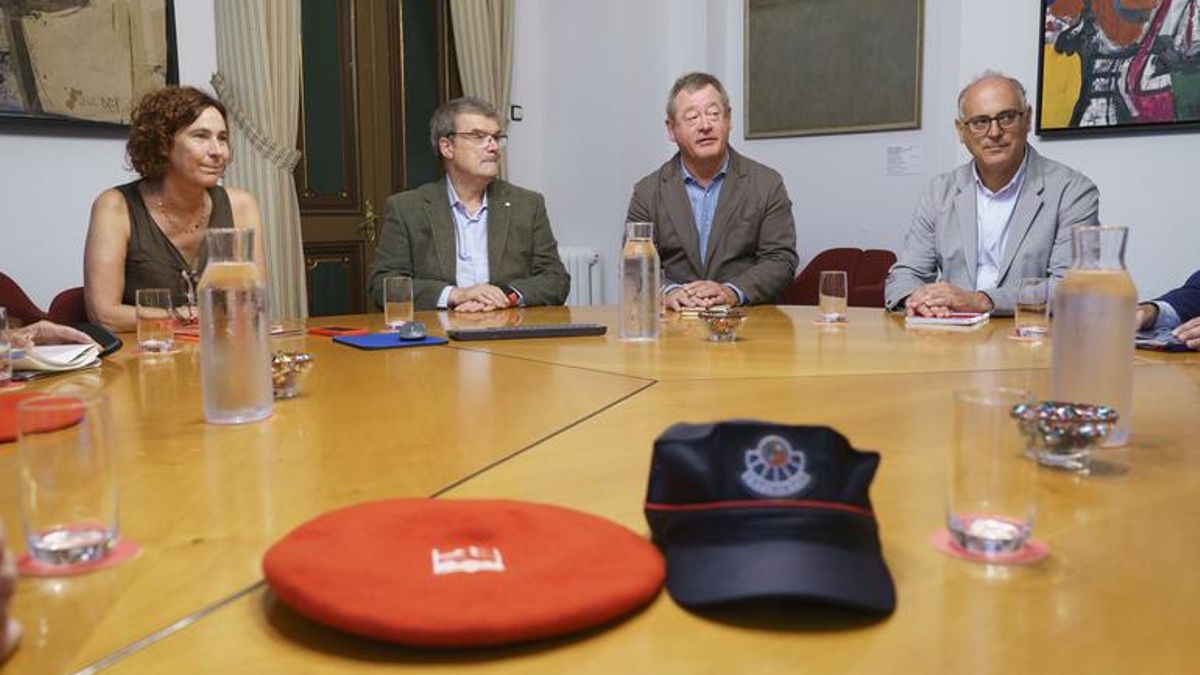 Reunión de coordinación de la Policía de Bilbao con la Ertzaintza con presencia de la edil Amaia Arregi, el alcalde Juan María Aburto, el consejero Bingen Zupiria y el viceconsejero Ricardo Ituarte
