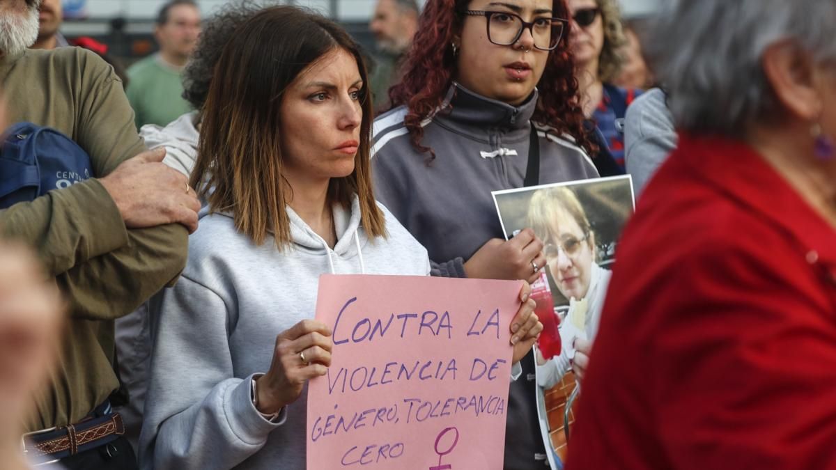 Concentración por el asesinato de una mujer en la Fuensanta