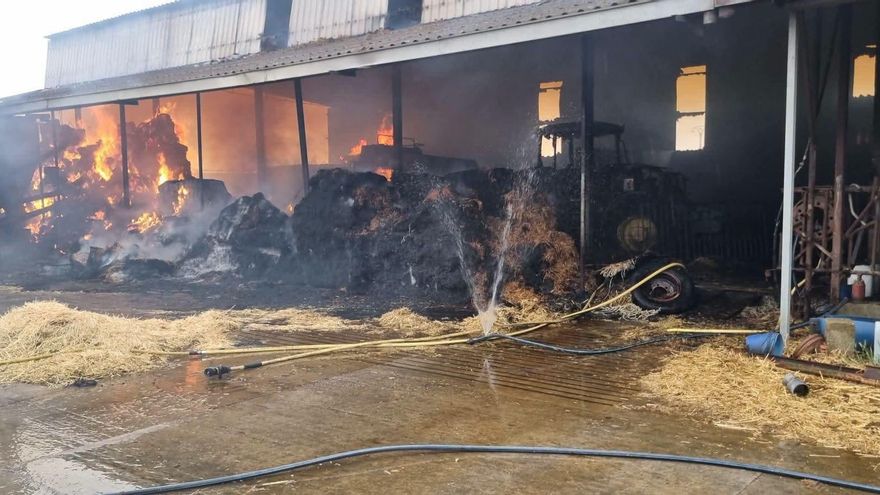 Labores de extinción del incendio causado por un rayo en Cerecinos de Campos (Zamora).