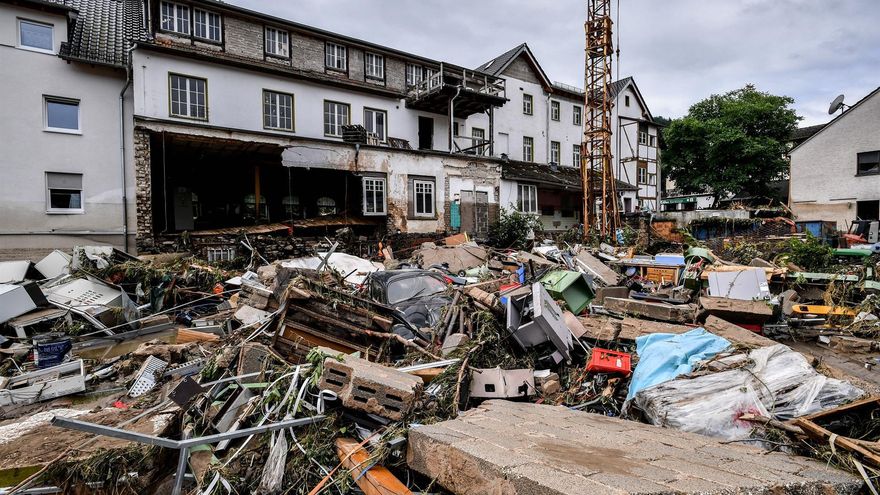 Restos de casas y coches en las inundaciones en Schuld, Alemania.