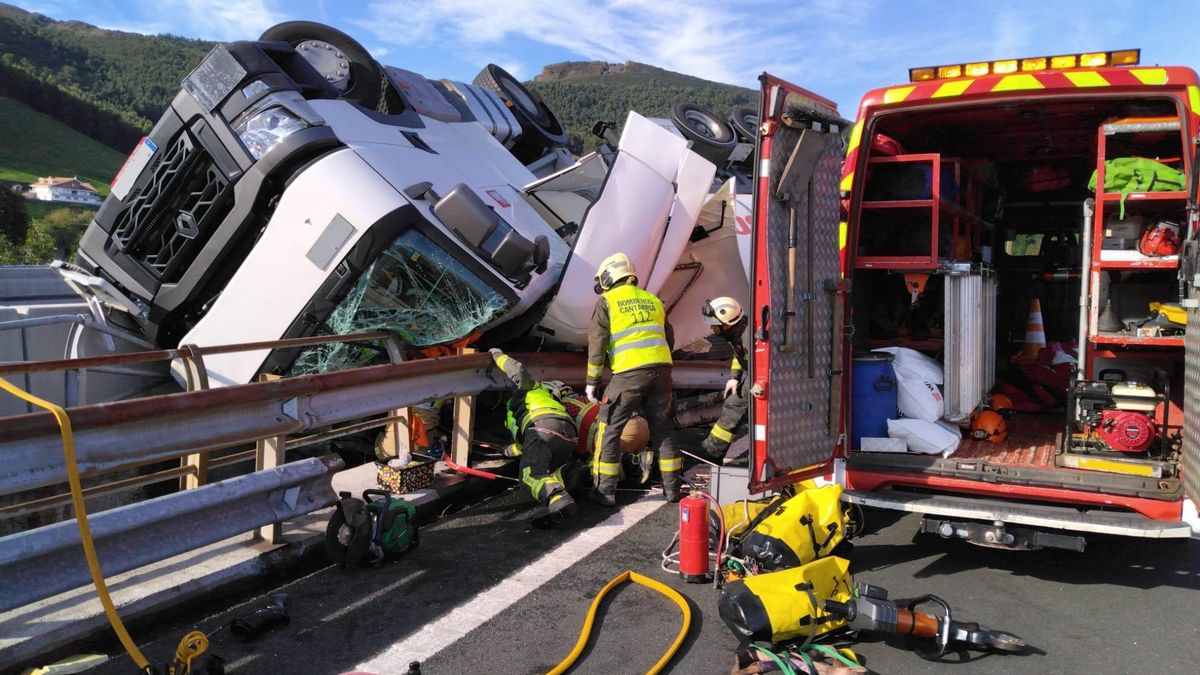 El camión cisterna que conducía el fallecido volcado en la A-8, a la altura de Ontón (Castro Urdiales)