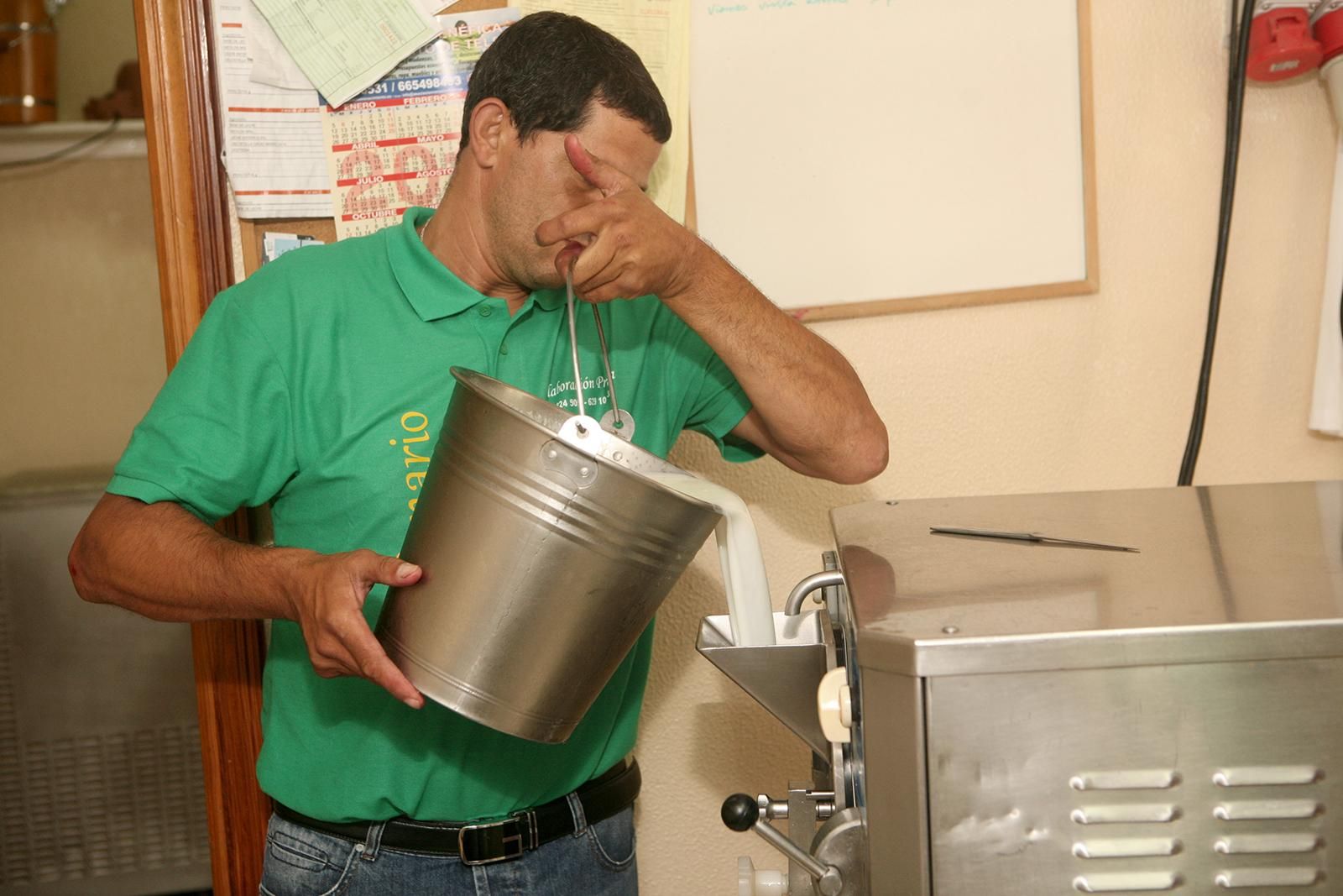 La mezcla pasa a la mantecadora (ALEJANDRO RAMOS)