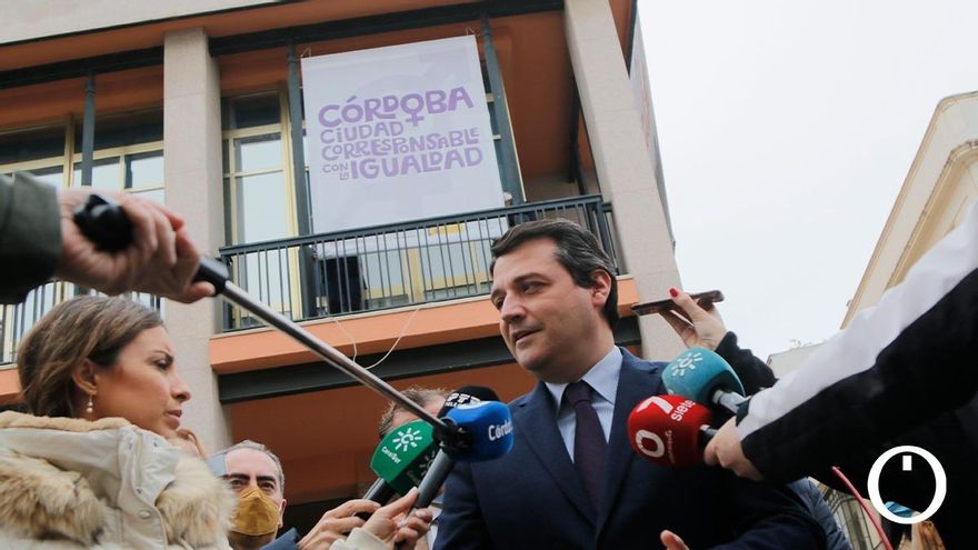 El alcalde, José María Bellido, ante la lona desplegada en el Ayuntamiento este 8M