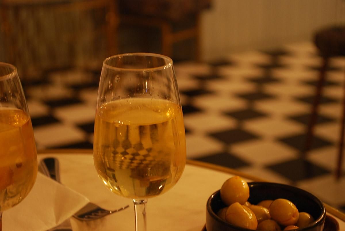 Oloroso disfrazado de manzanilla, aceitunas y suelo hipnótico masónico