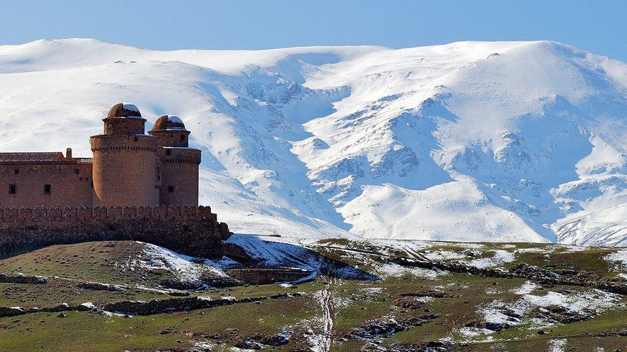 La fortaleza medieval a los pies de Sierra Nevada que conserva un patio renacentista en su interior