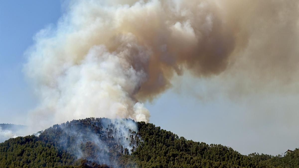 Un incendio forestal en la Anoia (Barcelona) obliga a confinar a unas 33.000 personas
