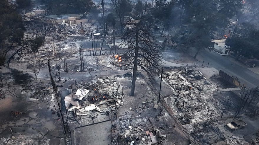 La ola de incendios sin control que cerca Los Ángeles suma ya cinco muertos y más de 100.000 evacuados