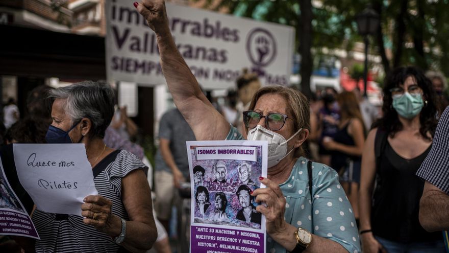 Una mujer sostiene un cartel en protesta contra el borrado de un mural feminista en Vallecas