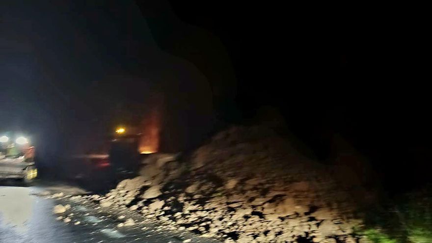 Derrumbe de “grandes dimensiones”  en el tramo próximo al Llano Abreu de la carretera LP-1, en Barloveno